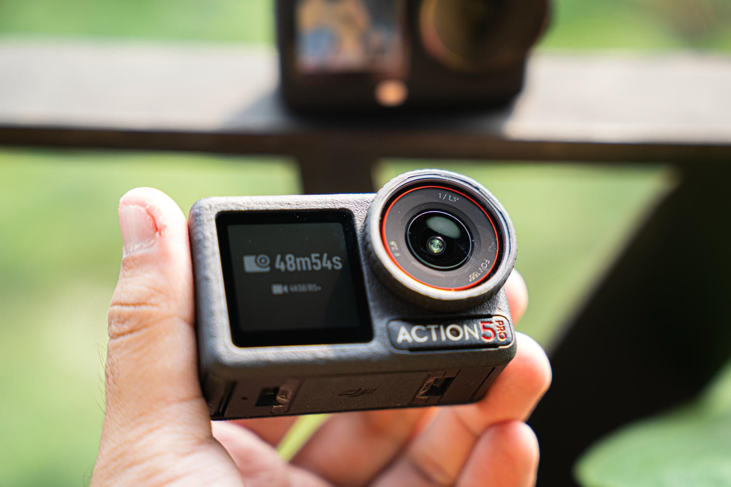 Action 5 Pro quay thiếu sáng không tốt như Action 6