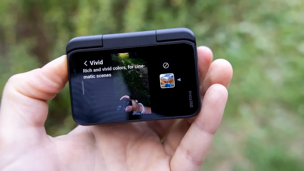 DJI Osmo Nano và Insta360 Go Ultra đều được trang bị micro tích hợp và hỗ trợ micro không dây