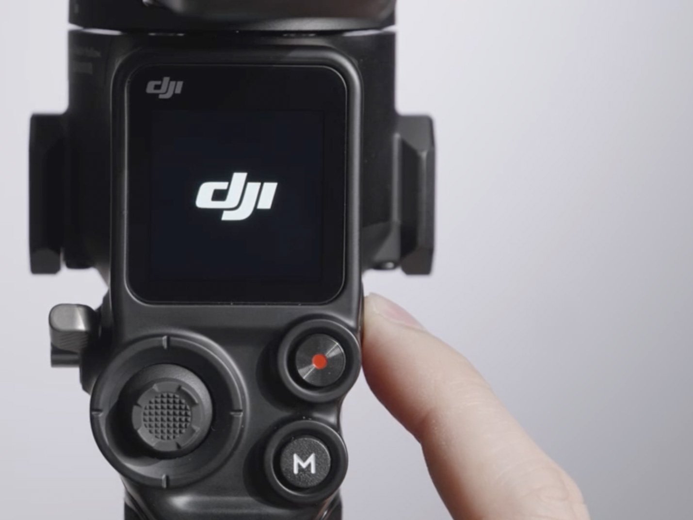 DJI RS 2 tích hợp màn hình cảm ứng LCD