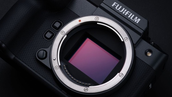 Fujifilm GFX100 II đó chính là được trang bị cảm biến mới 102MP CMOS II HS, thay vì cảm biến Bayer như GFX 100
