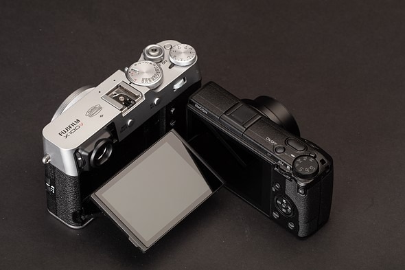 Fujifilm X100VI và X100V được trang bị kính ngắm lai điện tử/ quang học và màn hình lật nghiêng 