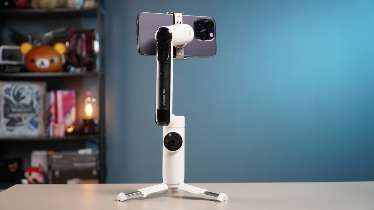 Phần đáy của Insta360 Flow có thể kéo dài và trở thành một đế ba chân