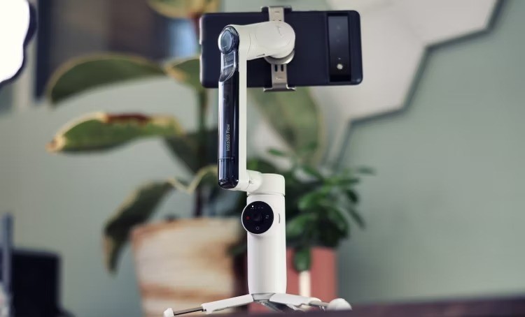 insta360 flow có phần đế 3 chân tích hợp