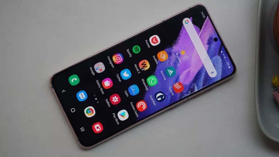 OnePlus 9, Samsung Galaxy S21 và iPhone 12 - Màn hình