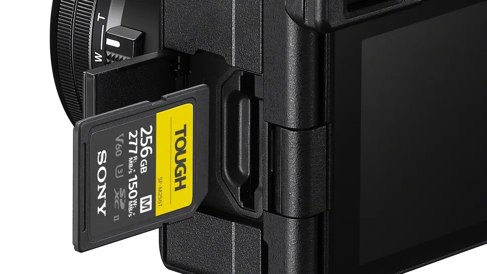 Cả A6600 và A6700 đều chỉ có một khe thẻ