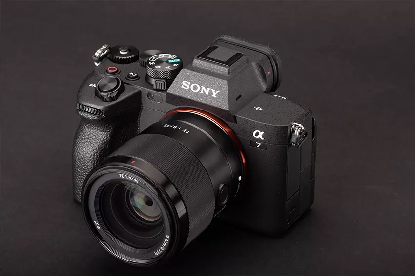 So sánh Sony A7 V và Sony A7 IV: Tay cầm