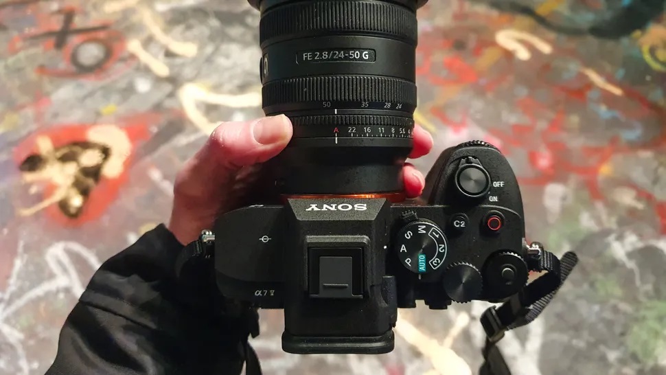 So sánh Sony A7 V và Sony A7 IV: Thời lượng pin