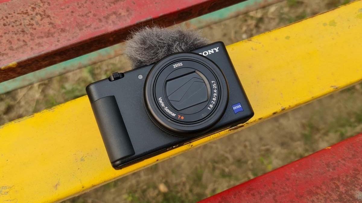 Sony ZV-1 được trang bị ống kính zoom 24-70mm f/1.8 - 2.8