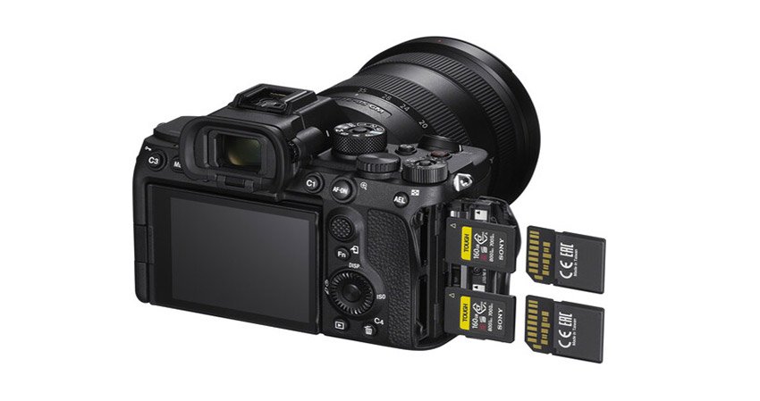 Khe cắm thẻ nhớ Canon EOS R5 và Sony A7S III