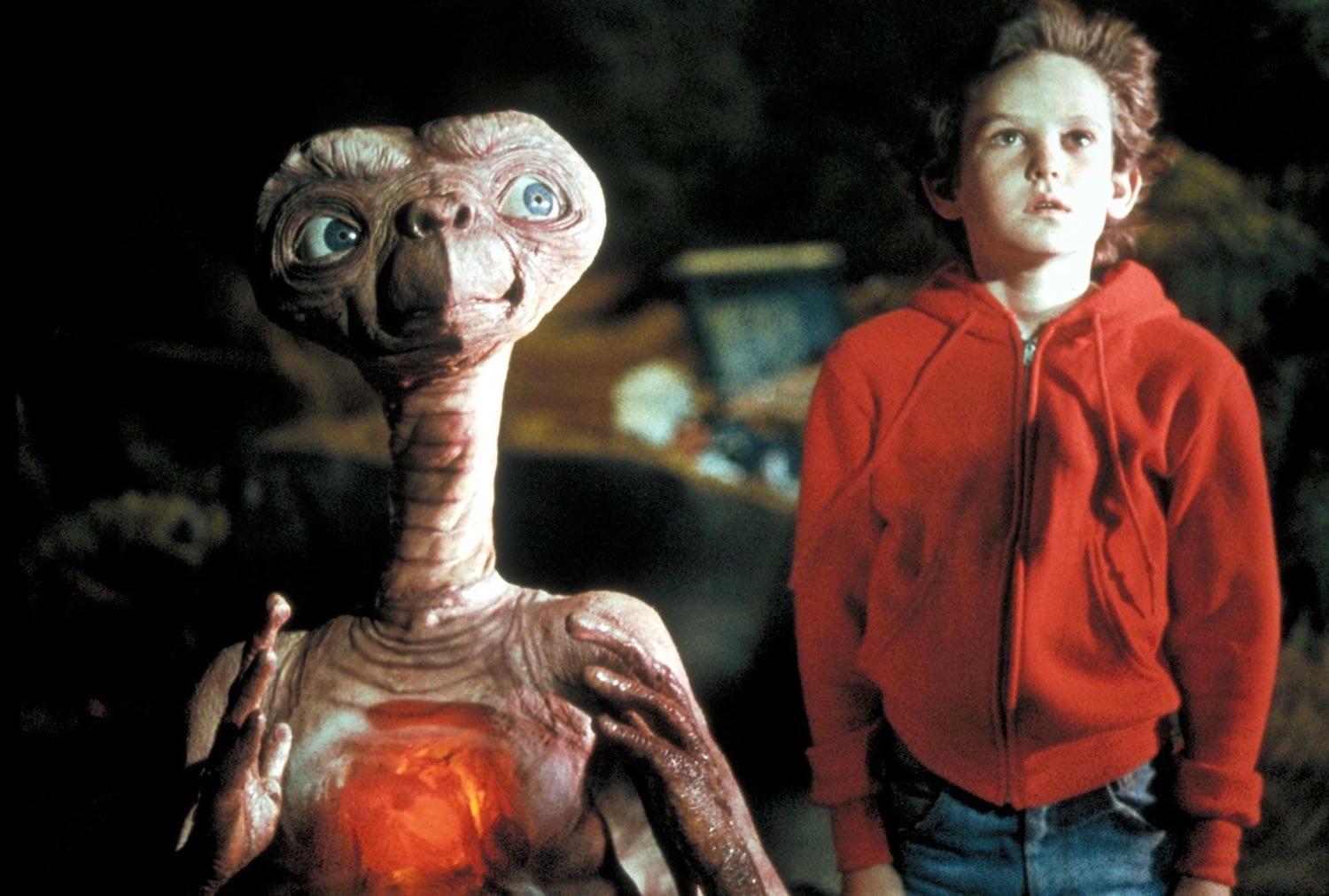 Bộ phim xoay quanh hành trình của Elliott và E.T.