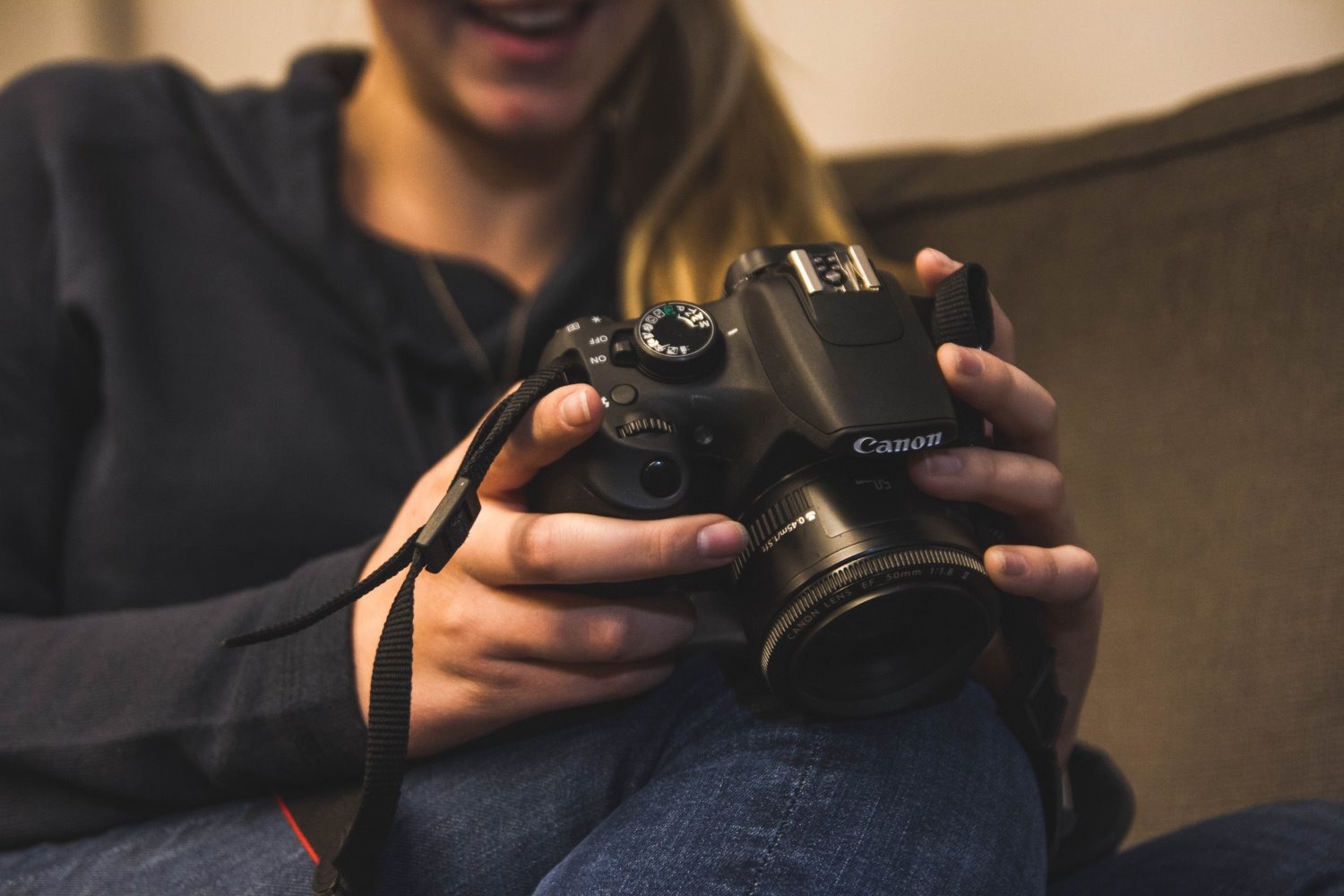 Tránh xóa từng ảnh và video trên máy ảnh