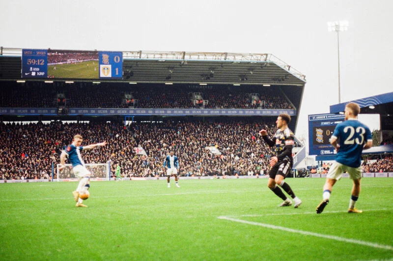 Bắt được khoảnh khắc dứt điểm của Jay Stansfield nhưng out nét