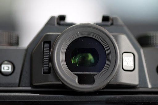 Mua máy ảnh mirrorless có tích hợp kính ngắm