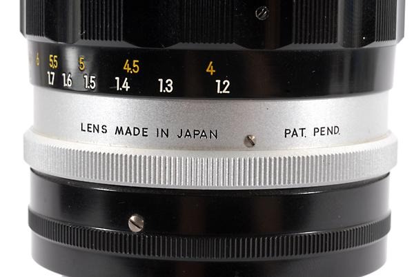 bạn có thể thấy dòng chữ “MADE IN JAPAN” được in trên ống kínhkính