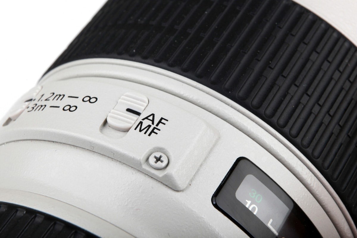 các ống kính máy ảnh hỗ trợ lấy nét tự động sẽ đi kèm với công tắc AF/MF