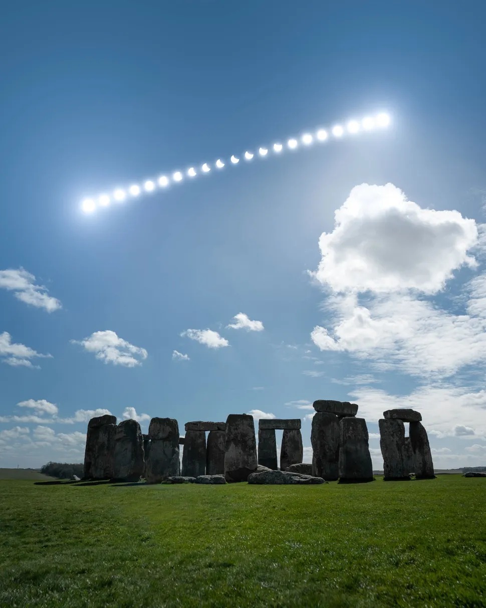 Nhật thực một phần trên bầu trời Stonehenge