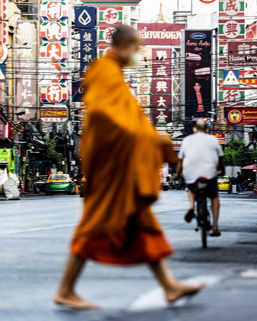 Sự tương phản giữa truyền thống và hiện đại tại Bangkok