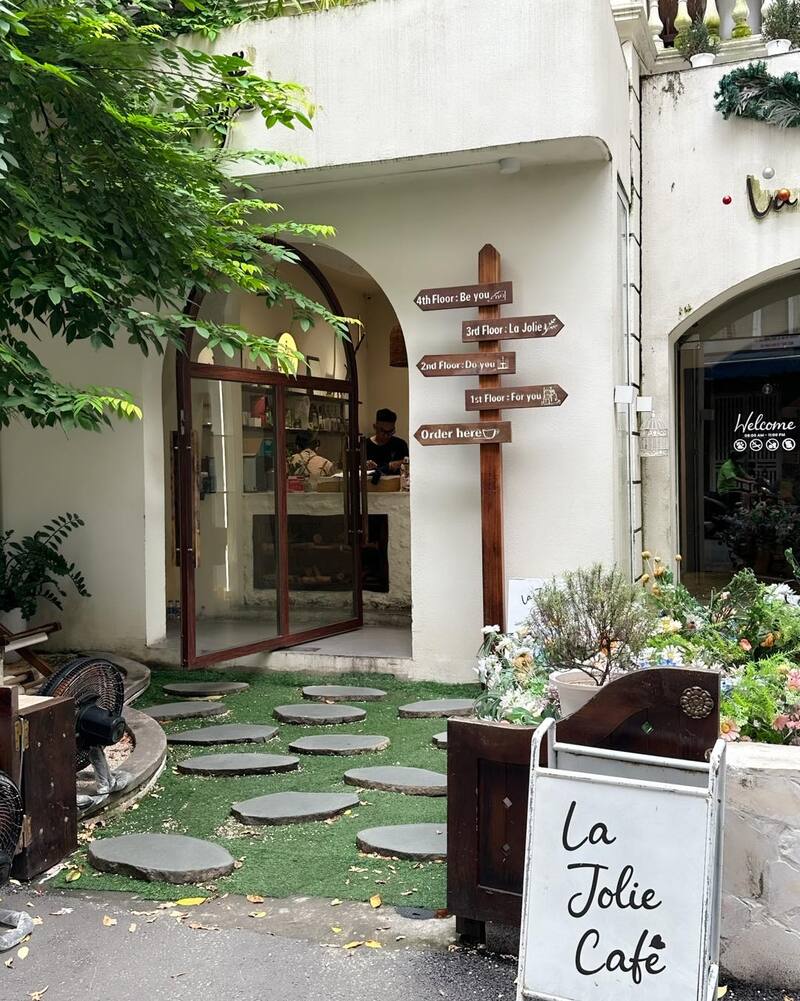 La Jolie Café - Tiệm cà phê vườn hoa cực thơ