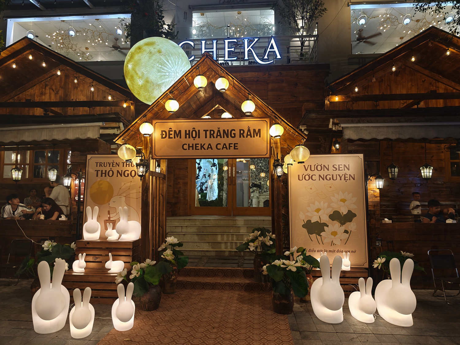 Cheka Cafe được trang trí với tone trắng chủ đạo