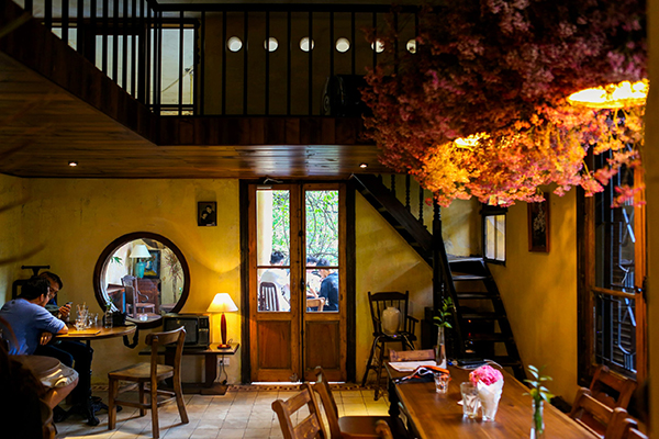 Thưởng thức một ly cafe trong lòng một biệt thự Pháp cổ ngay giữa lòng Hà Nội