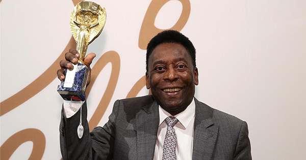 pele bên chiếc Cúp Jules Rimet tiền thân của World Cup hiện nay