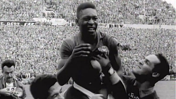 Pelé đi vào lịch sử khi vô địch World Cup từ năm 17 tuổi