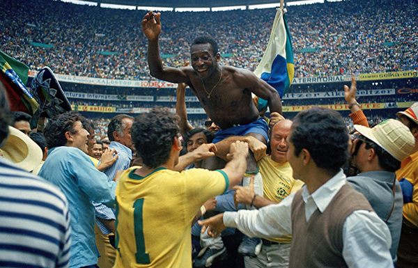 Hình ảnh Pelé ăn mừng chức vô địch World Cup 1970 cùng người hâm mộ