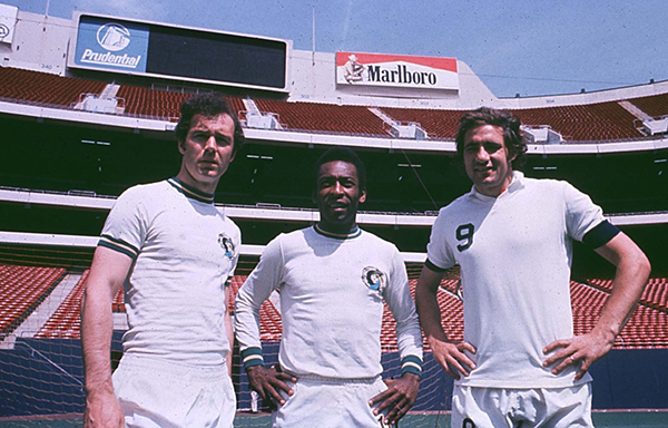 Pelé rời Santos để đến Mỹ chơi cho CLB New York Cosmos vào năm 1975