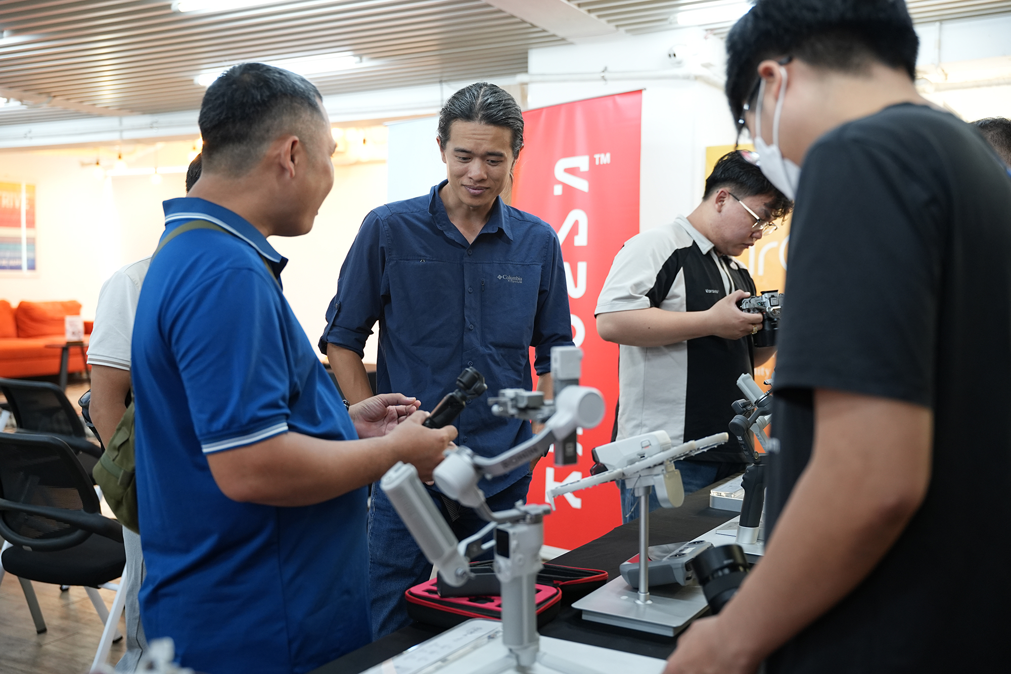 Anh em gặp gỡ, trao đổi kinh nghiệm